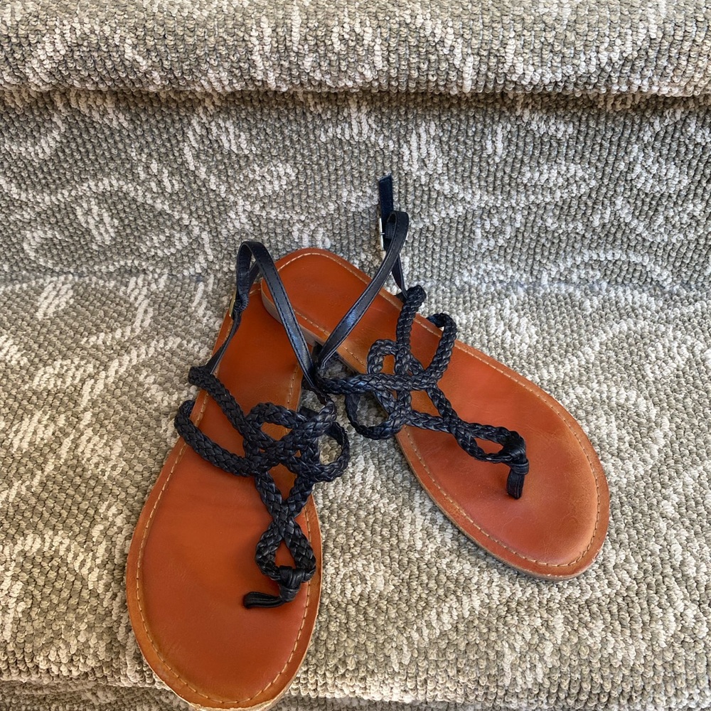 Black sandal with woven detail